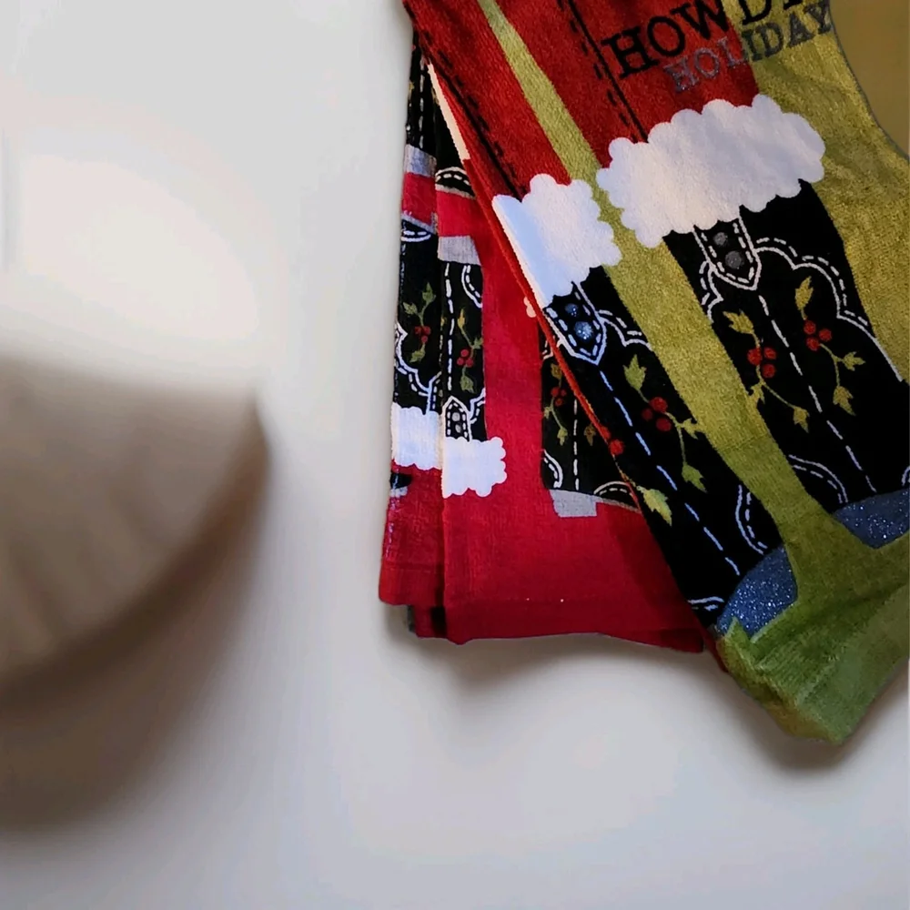 NWT St Nicholas Square Merry “Happy Holidays Ya’ll” Holiday Kitchen Towel 2 Set